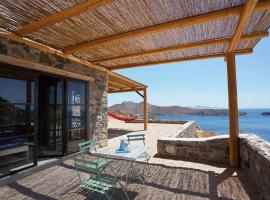 CRICKET - Serifians, hotel with parking in Serifos Chora