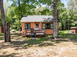 Scott's Twin Lakes Resort - Cabin 6, Ferienhaus in Conover