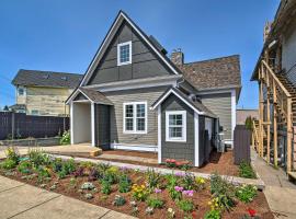 Renovated North Bend Cottage Near Eateries!, hotell i North Bend