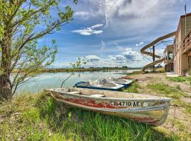 Lakefront Country Home with Waterslide and Trampoline!, hotel v destinaci Wheatland