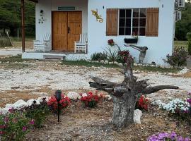 Azteca Villas, hotel in Treasure Beach