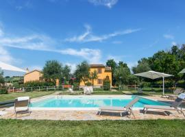 Holiday Home in Marche region with Private Swimming Pool、Ostra Vetereのホテル