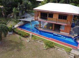 Shenanigans Glamping Resort: Zamboanguita şehrinde bir kiralık sahil evi
