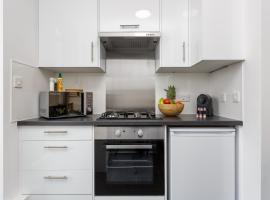 Milton Heights - Modern 2 bedroom apartment with terrace in Portsmouth, lejlighed i Portsmouth