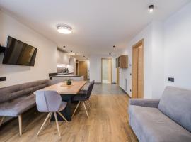 Kuenz Dolomites App 5, hotel in Innichen