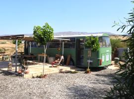 Green Bus unique & private 3 min from Coral Bay, hôtel à Akoursos près de : Adonis Baths Waterfalls