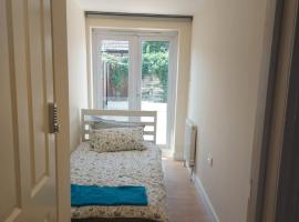 Vibrant Single Room only for one adult, B&B in Southall