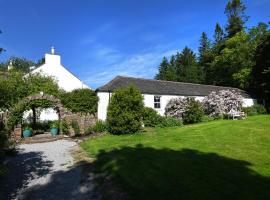 Craigadam Lodge with Hot tub, cottage in Castle Douglas