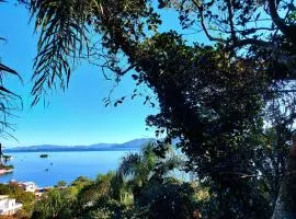 Chalézinho na montanha com vista para o mar