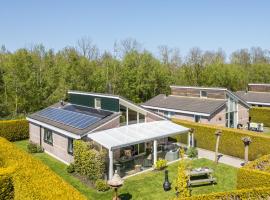 Vakantiewoning met serre en airconditioning, casa de férias em Tzummarum