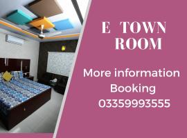 E- Town Guest House karachi, hotell i nærheten av Jinnah internasjonale lufthavn - KHI i Karachi