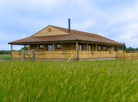 Luxury Log Cabin with a Hot Tub, hotell i Stone