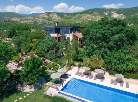 Giuaani Winery, h&oacute;tel me&eth; sundlaugar &iacute; Manavi