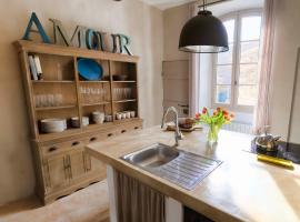 Luxurious Provencal Village House, Walk to Village Pool, hotel i Rustrel