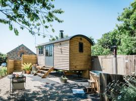 Boutique Cornish Shepherd's Hut with Hot Tub, hotel in zona Launceston Castle, Launceston