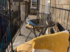 Looe with a View - Entire apartment with FREE allocated parking, hotel v destinaci Looe