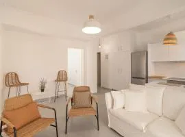Sunny And Cozy 2bd Apt 1 min from Marina Floisvos