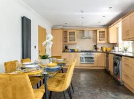 3 Bedroom Apartment, Free Parking & Fast WiFi, 65 Inch Smart TV