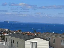 Top Spec Caravan - Stunning sea views across bay, viešbutis mieste Swanage