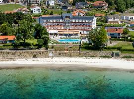 Hotel Spa Nanin Playa: Sanxenxo'da bir otel