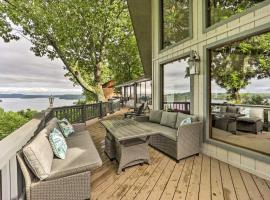 Spacious Beaver Lake Home with Stunning Views!, villa em Garfield