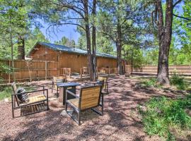 Pinetop Oasis with Private Yard - Pet Friendly!, hotel en Indian Pine