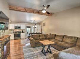 Cozy Forest Retreat! Pet-Friendly Pinetop Cabin, Hotel in Indian Pine