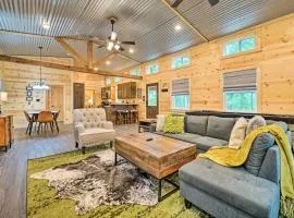 Stylish Cabin by Beavers Bend Hot Tub and Fire Pit