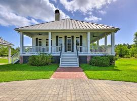 Bright Waveland Home - Walk to Beach Access!, cottage a Waveland