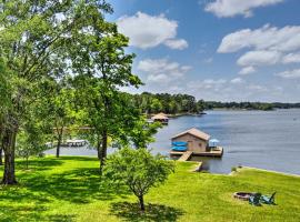 Roomy Texas Lake Retreat with Private Boat Ramp, villa i Coffee City