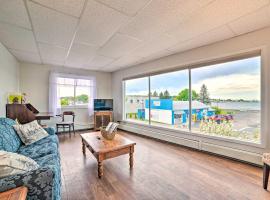 Walkable St Ignace Condo with Lake Huron Views, kisállatbarát szállás Saint Ignace-ben