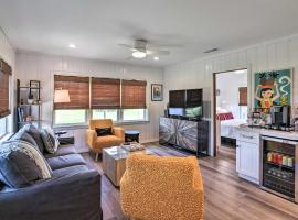 Breezy Surfside Beach Home with Deck and Patio!, spahotel i Surfside Beach