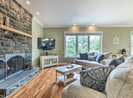 Elegant Middlefield Getaway with Game Room!, alojamiento en Middlefield