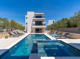 Villa Lady Maris with heated private pool, 5 en-suite bedrooms, 70m from beach、スラティネのホテル