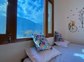 Safarnama Homestay Manali - Rooms with Mountain and Sunset view, hotel barato en Manali