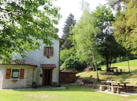 Mountain-view holiday home in Cison di Valmarino with garden, hotel in Cison di Valmarino