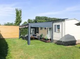 Chalet met overkapping op camping aan het Veerse Meer