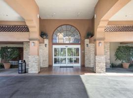 MainStay Suites Orange County John Wayne Airport, хотел в Санта Ана