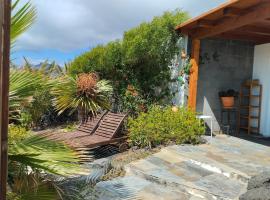 Beautiful small bungalow, amazing views and garden, cabaña o casa de campo en Famara