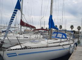 Voilier logement spacieux à louer au port - Gruissan Plage - 11 Aude, hotel in Gruissan