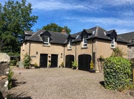 The west wing @ Hatchbank house with indoor hot tub, hotel a Kinross