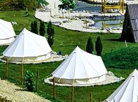 White Tent Mountain View in camp Garden Park, glamping site sa Radovljica