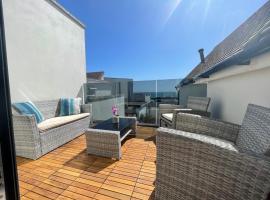 Coastline Retreats - Stunning Balcony Apartment with Sea Views - Alice in Wonderland Themed Secret Room - Luxury Copper Bath in Master Bedroom, hotel Southbourne-ben