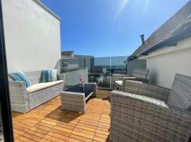 The Alice Apartment - by Coastline Retreats - Stunning Balcony Apartment with Sea Views - Alice in Wonderland Themed Secret Room - Luxury Copper Bath in Master Bedroom
