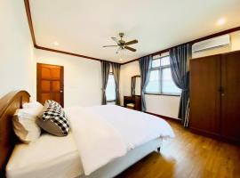 2-Bedrooms house near Bangtao Beach free wifi, hotel sa Ban Thalat Choeng Thale