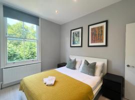 2 Bedroom Apartment in South Hampstead, хотел близо до Метростанция Finchley Road, Лондон