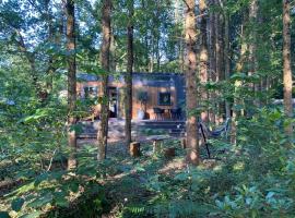 Tiny house sur terrain boisé à 10 mn de la mer, smeštaj za odmor u gradu Férel