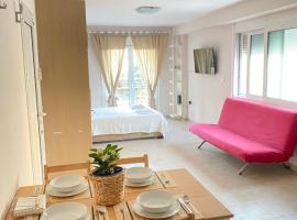 Seaside one-bedroom on Chalkis, hotel com estacionamento em Chalkida