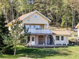 8 person holiday home in STRÖMSTAD-By Traum, hotel en Strömstad