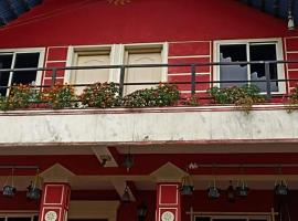 VAISHNAVI VILLA-Family Homestay-2km from bus stand-WiFi, chal&eacute; alpino em Madikeri
